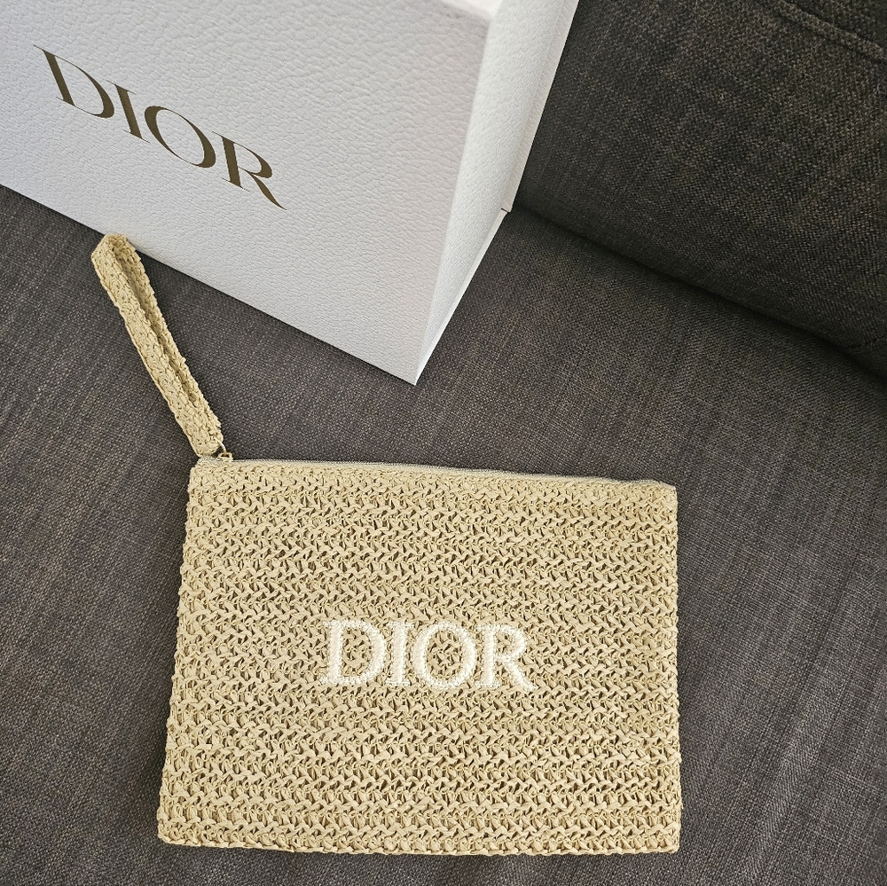 Brand new authentic Dior raffia wicker clutch with wrislet from Dior Beauty